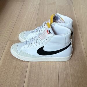 Nike Hightop Sneaker White Leather with Black Swoosh